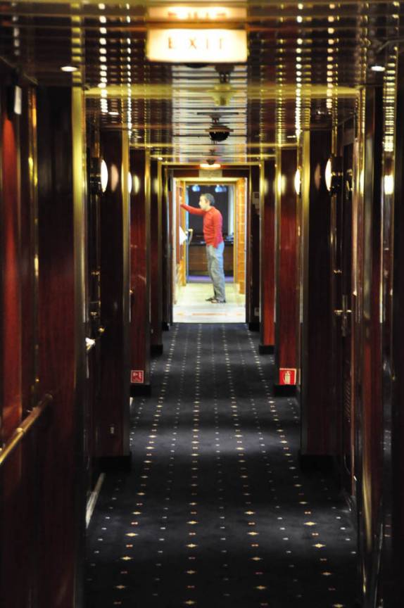 Um dos corredores de acesso aos quartos no Sea Spirit